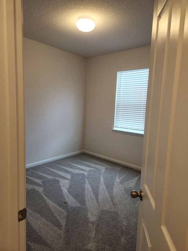 Building Photo - Perfect size, perfect location!