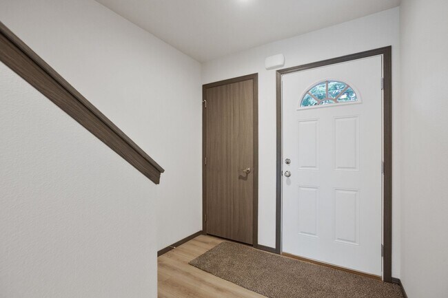 Building Photo - 3 bedroom 2.5 bathroom End Unit Modern Tow...