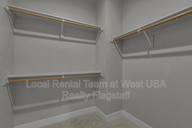 Building Photo - 781 N Forest View Dr