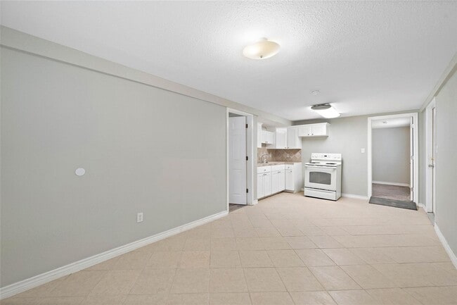 Building Photo - Lovely 2 Bedroom 2 Bath Duplex