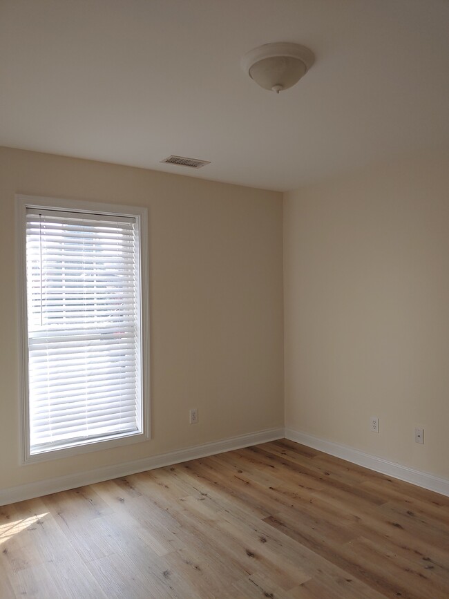 Building Photo - 107 Manor Dr