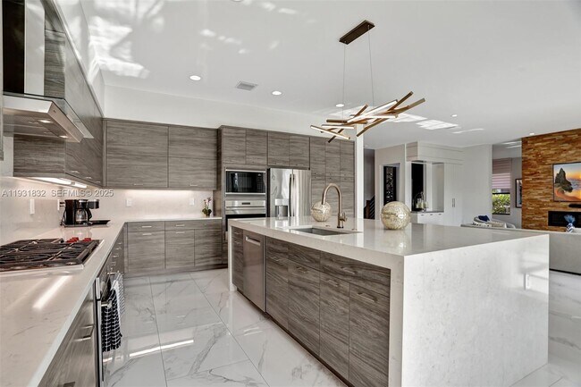 Building Photo - 17113 Aquavera Way