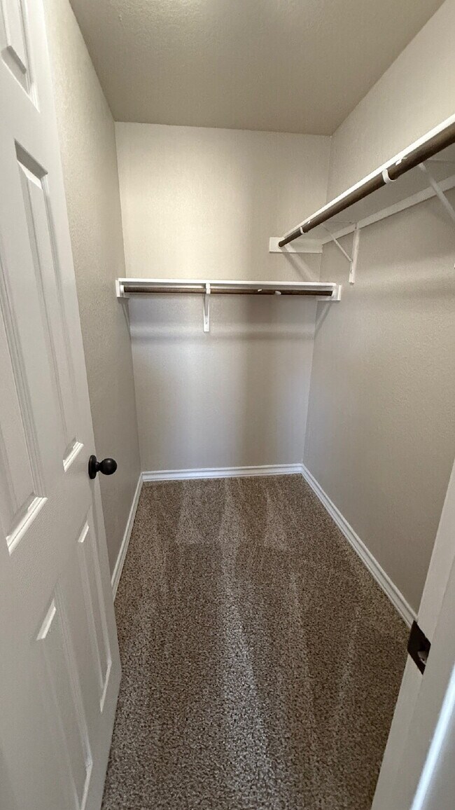 Building Photo - Spacious 3 Bed / 2.5 Bath Townhome in Quie...