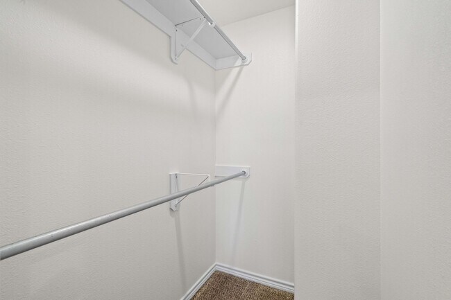 Building Photo - FOR LEASE ON AN ACRE LOT