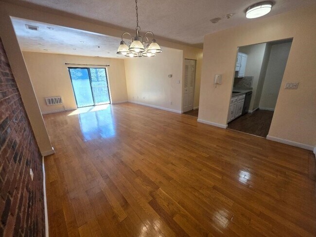 Building Photo - 123 Elm St