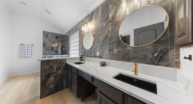 Building Photo - 2527 Crenshaw Dr