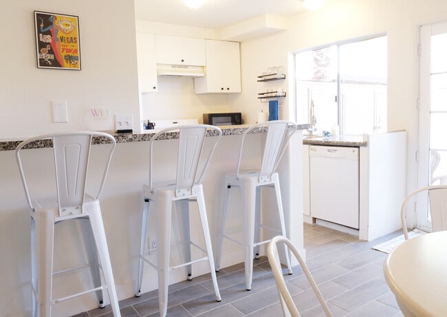 Building Photo - 6127 Meadowhaven Ln