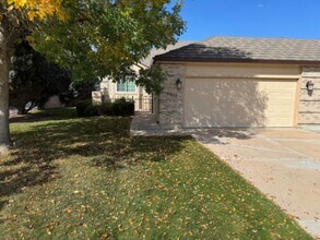 Building Photo - Spacious townhome with mountain views, clo...