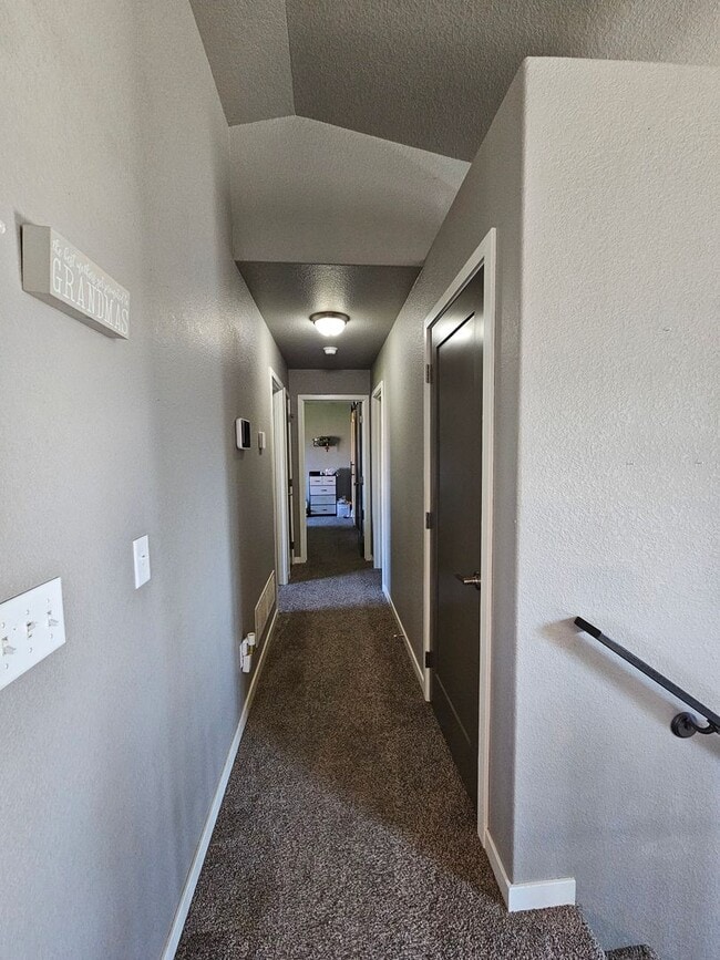 Building Photo - 3 BED | 3 BATH | SPLIT FOYER HOME | GARAGE