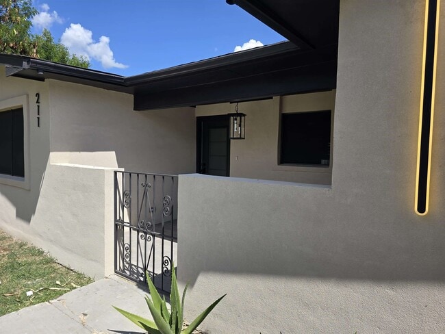 Building Photo - 211 Esperanza Dr