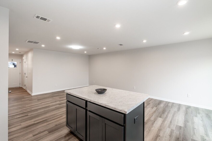 Building Photo - 404 Deer Meadow Ln