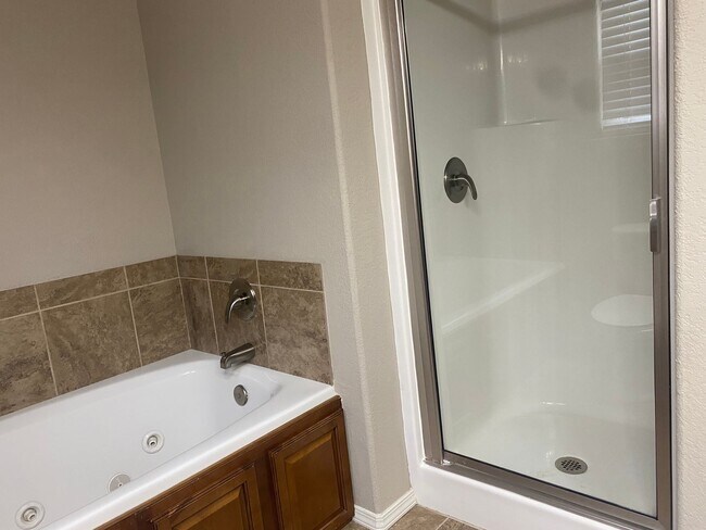 Building Photo - 501 Ridge Point Dr