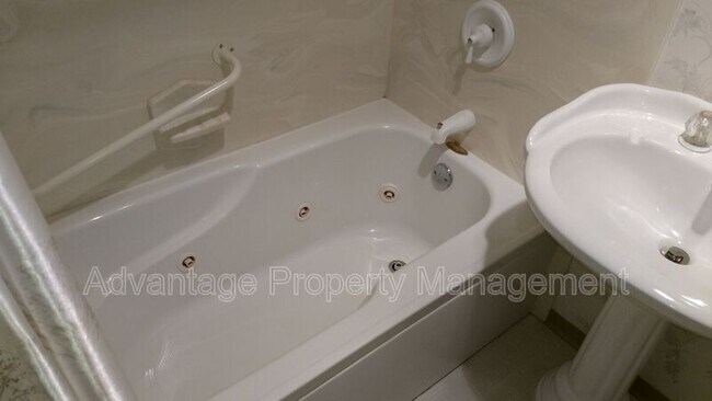 Building Photo - 2350 NW Green Cir