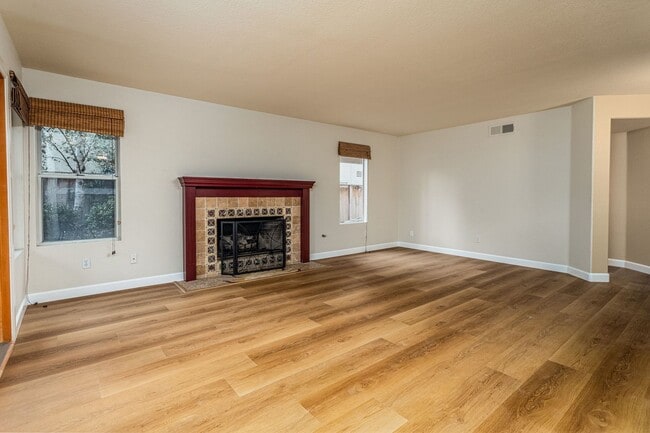 Building Photo - Beautiful & Spacious 4 bedroom home in Enc...