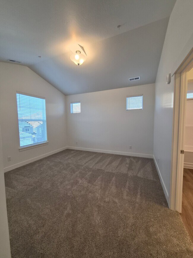 Building Photo - 693 S 4500 S