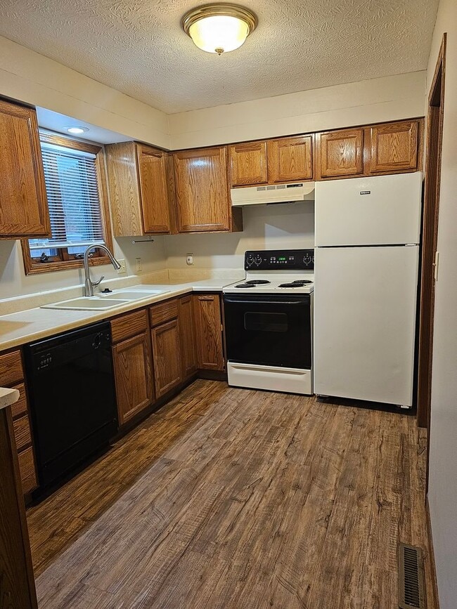 Building Photo - 802/804 Phoenix Ct