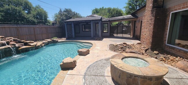 Building Photo - 11302 Meadow Lake Dr