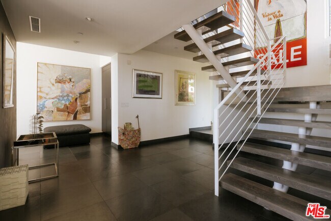 Building Photo - 2651 Nichols Canyon Rd