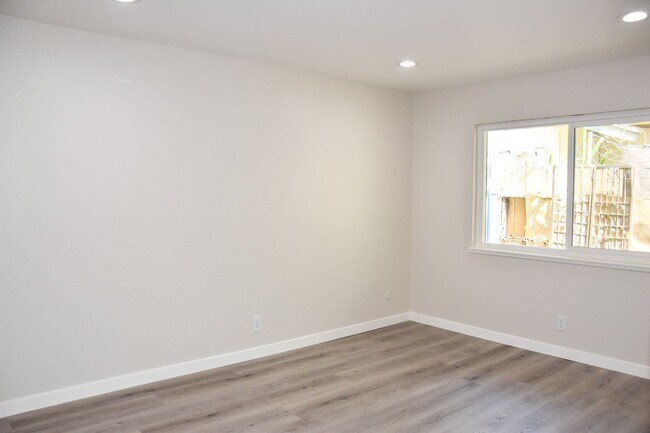 Building Photo - Olive (815) North