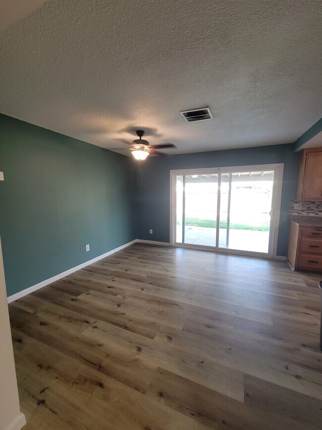 Building Photo - 2704 S Fairway Ct