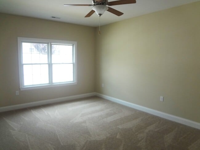 Building Photo - Luxurious and Spacious Home