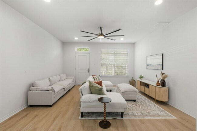 Building Photo - 228 Richards St