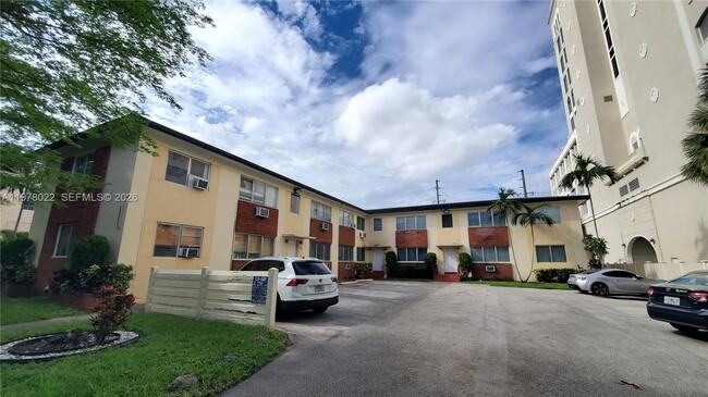 Building Photo - 215 Zamora Ave