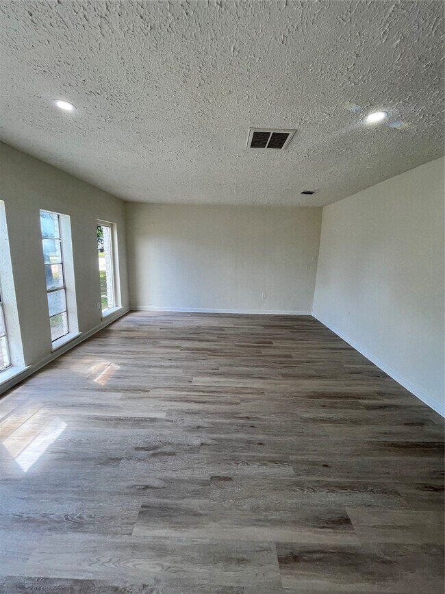 Building Photo - 12607 Sandy Hook Dr