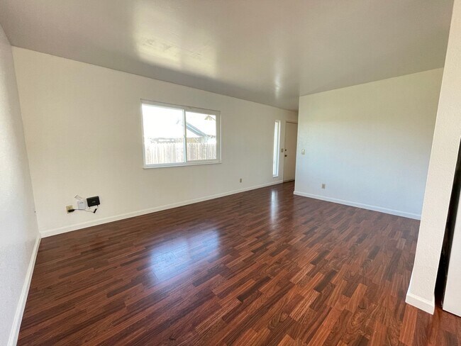 Building Photo - 12-775