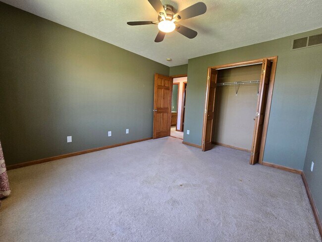 Building Photo - Beautiful 4 bedroom home in Normal!