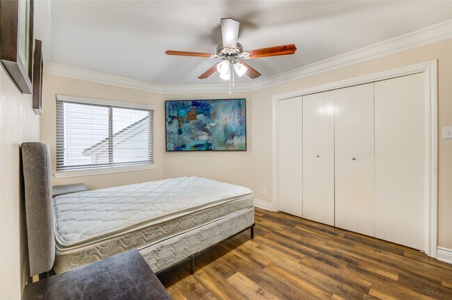 Building Photo - 2527 Potomac Dr