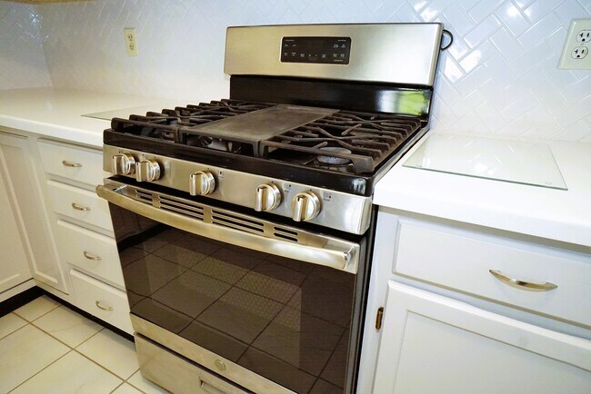 Building Photo - 50 Brookside Dr