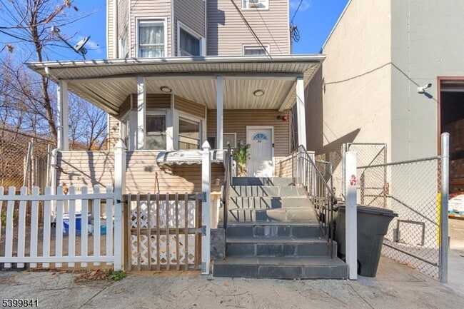 Primary Photo - 84 Washington Pl