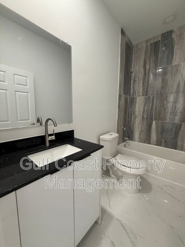 Building Photo - 2052 NE 18th Terrace