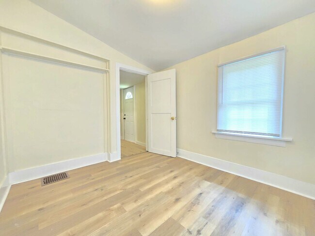 Building Photo - 1416 Campeau St