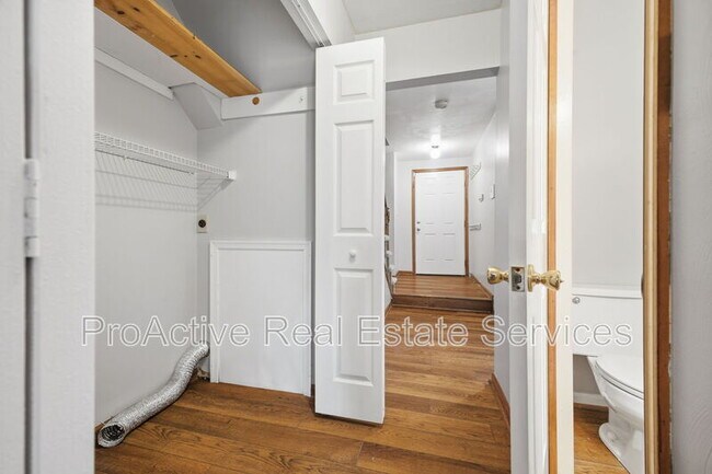 Building Photo - 815 Montrose Ct