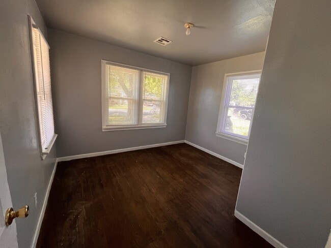 Building Photo - Move-In Ready 2B/1B in SW OKC