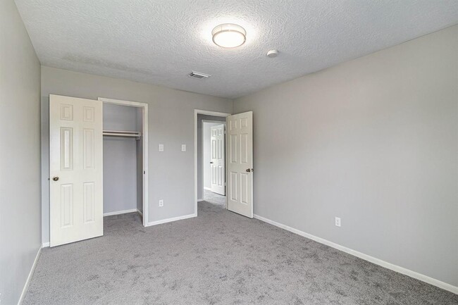 Building Photo - 6822 Lost Thicket Dr