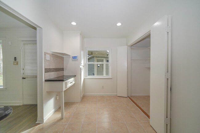 Building Photo - 5471 Loch Lomond Dr