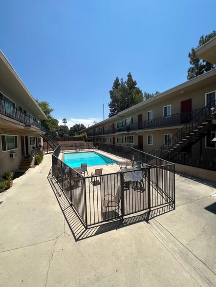 Building Photo - 1133 E Alosta Ave