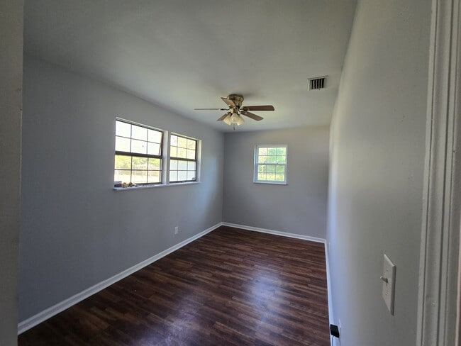 Building Photo - 105 Doris St