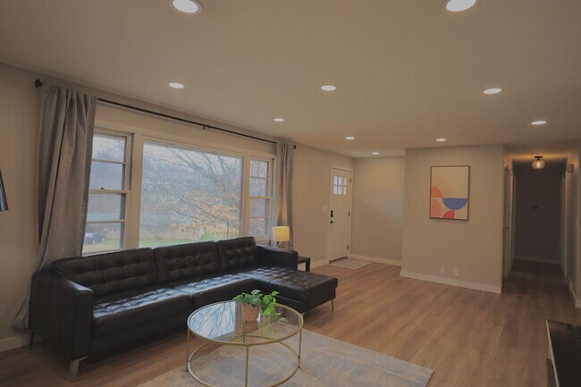 Building Photo - 1534 N Woodburn Ave