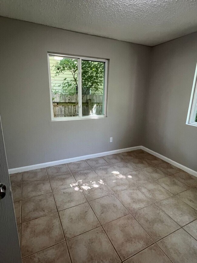 Building Photo - Clean Gem at 1108 Libery Ave