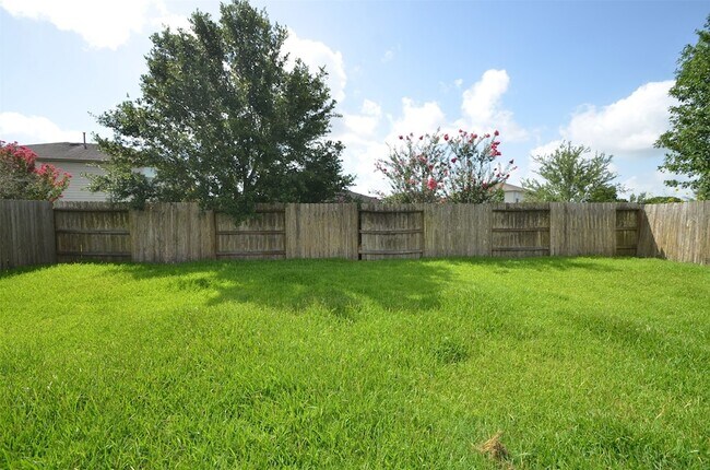 Building Photo - 915 Butterfly Ln