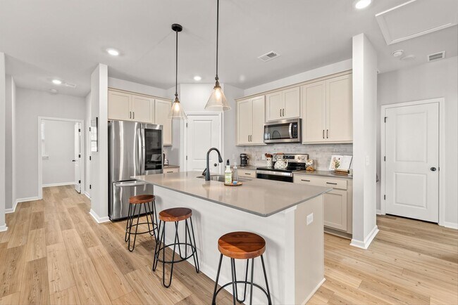 Building Photo - Modern Moncks Corner Home!