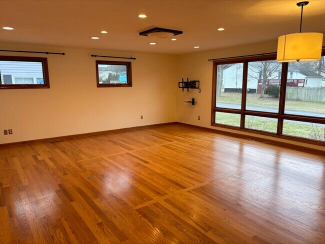 Building Photo - 8 Sebring Ave