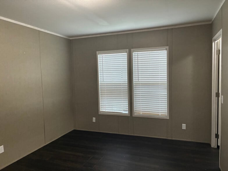 Building Photo - 4842 SW Topeka Blvd