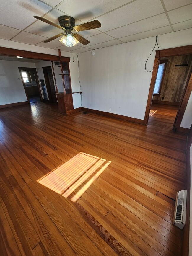 Building Photo - Spacious 2 Bedroom 1 Bath with 2 car Garage