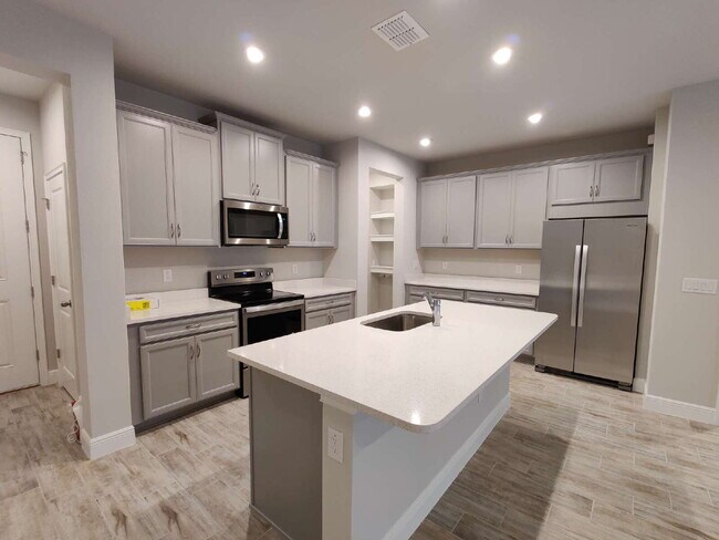 Building Photo - Beautiful 3-Bedroom Townhome in Gated Avea Pointe