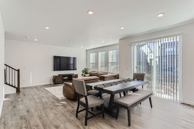 Building Photo - Stunning New Build in Aurora with Sleek Fi...